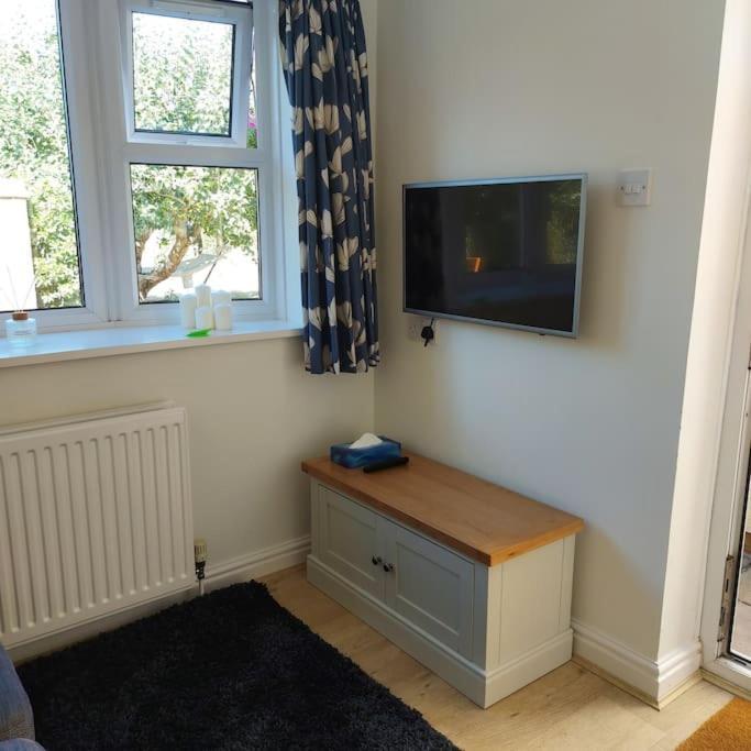 Cheerful, Cosy, One Bedroom Home With Patio And Parking Newbury  Eksteriør bilde