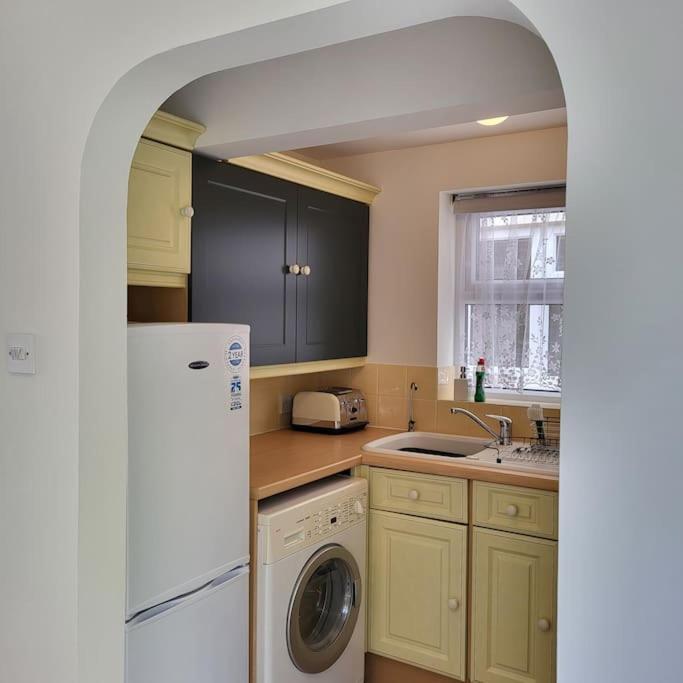 Cheerful, Cosy, One Bedroom Home With Patio And Parking Newbury  Eksteriør bilde
