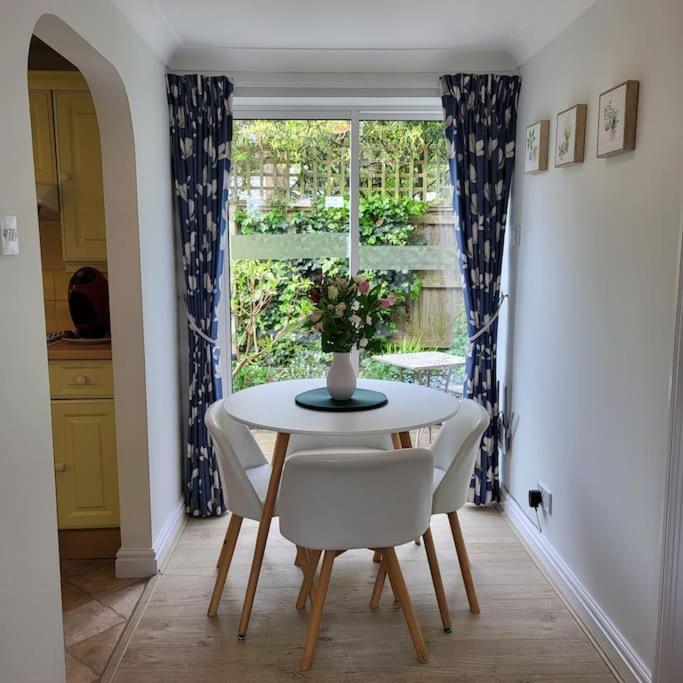 Cheerful, Cosy, One Bedroom Home With Patio And Parking Newbury  Eksteriør bilde