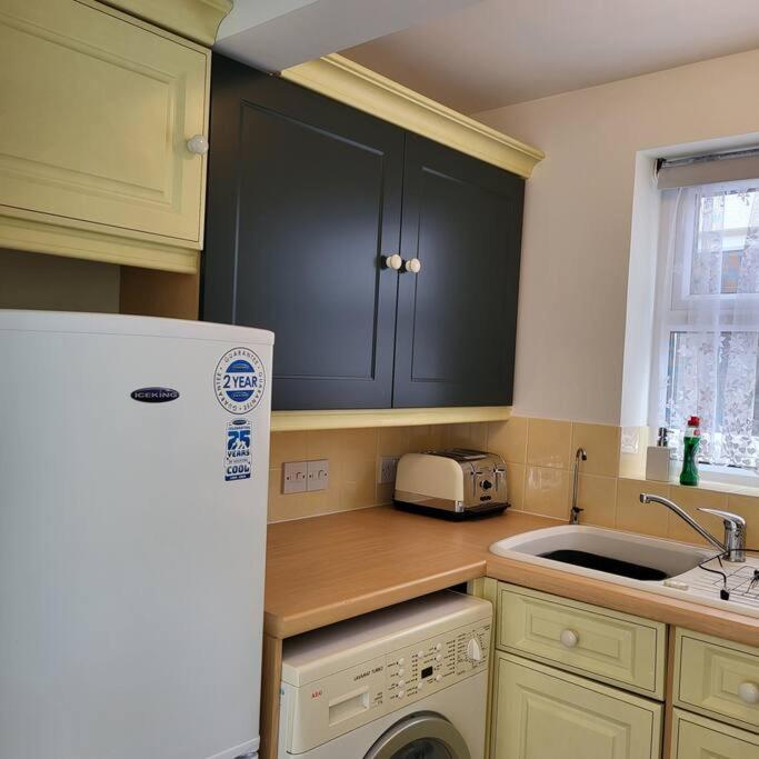 Cheerful, Cosy, One Bedroom Home With Patio And Parking Newbury  Eksteriør bilde