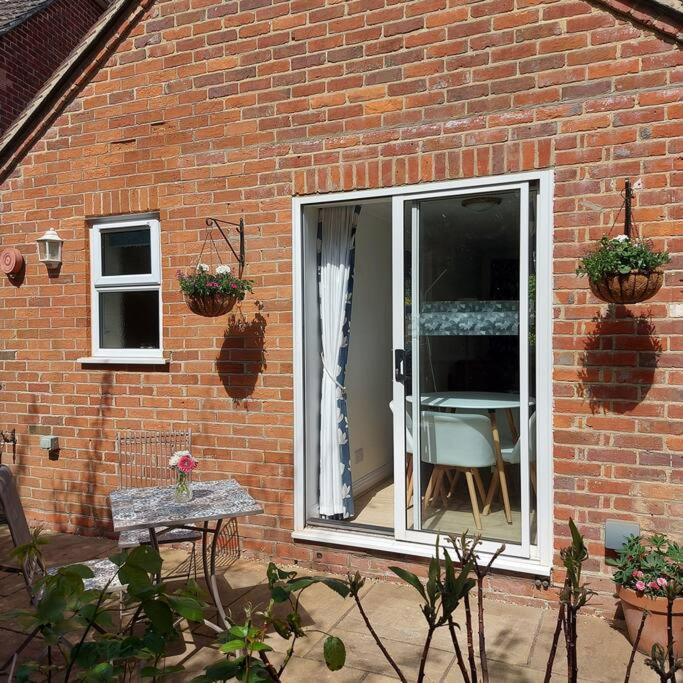 Cheerful, Cosy, One Bedroom Home With Patio And Parking Newbury  Eksteriør bilde