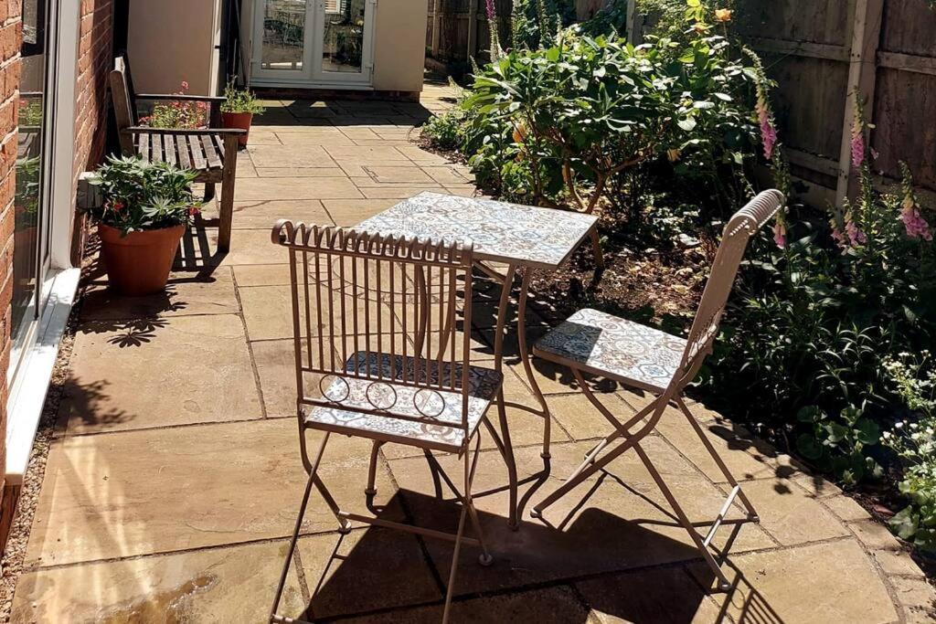 Cheerful, Cosy, One Bedroom Home With Patio And Parking Newbury  Eksteriør bilde