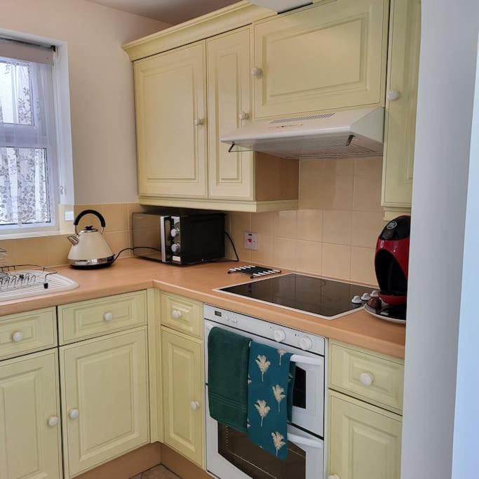 Cheerful, Cosy, One Bedroom Home With Patio And Parking Newbury  Eksteriør bilde