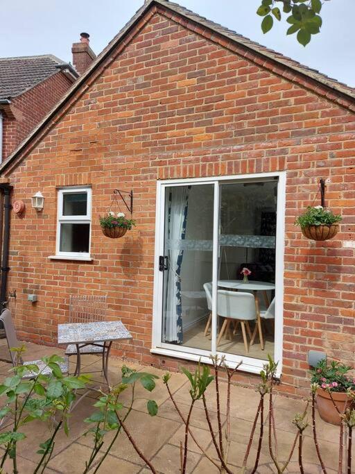 Cheerful, Cosy, One Bedroom Home With Patio And Parking Newbury  Eksteriør bilde