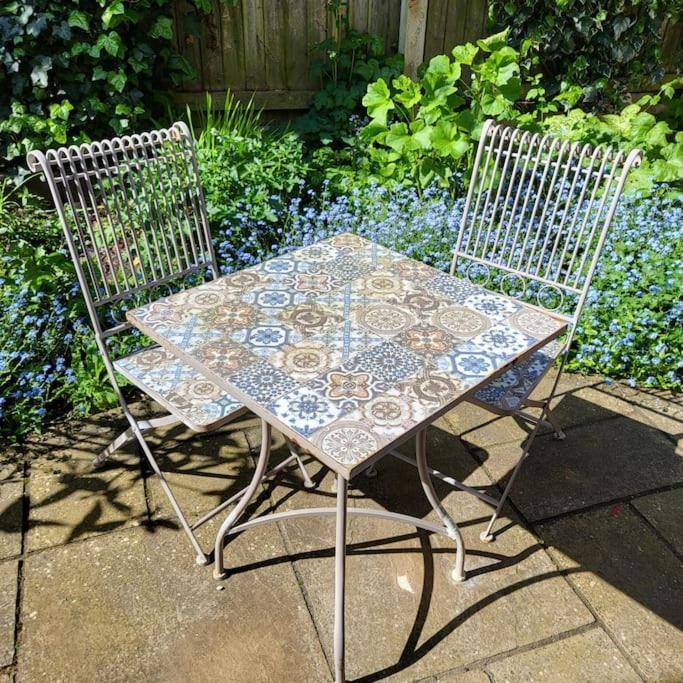Cheerful, Cosy, One Bedroom Home With Patio And Parking Newbury  Eksteriør bilde